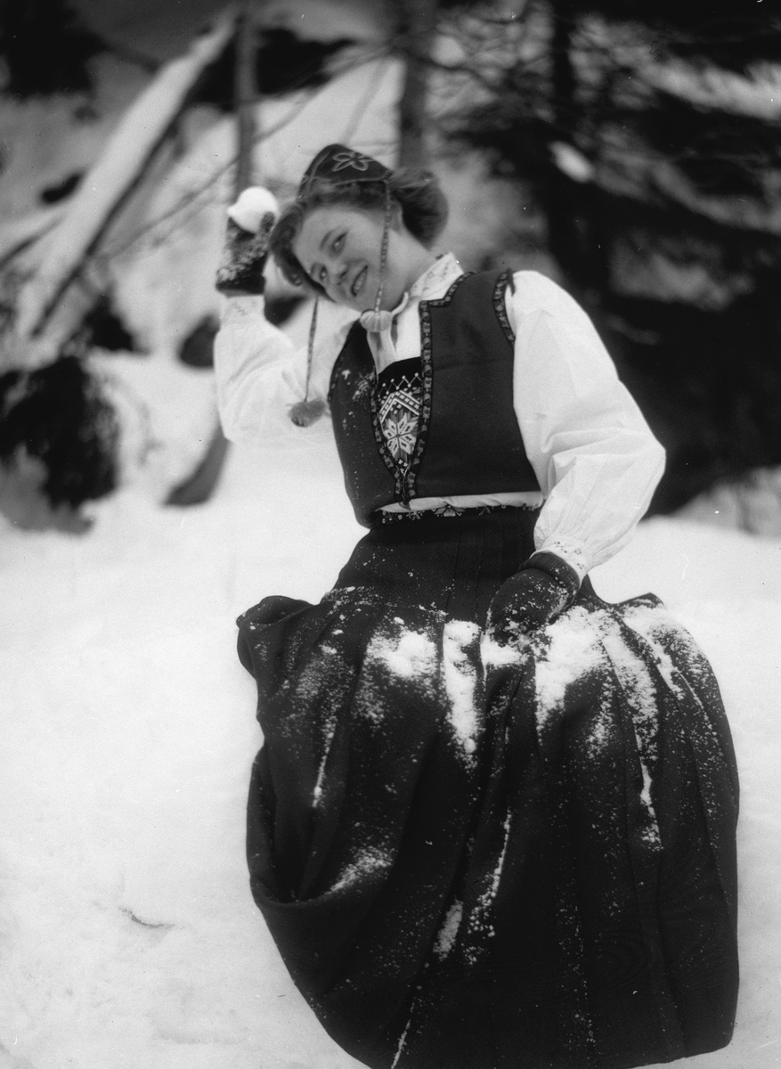 Anders Beer Wilse, Prot: Skiløperske frk. Gundersen kaster snebold 9/2 1910