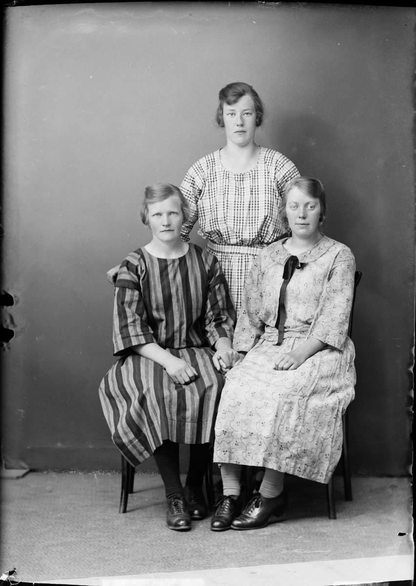 Skötsner-Edhlund, Ateljé Portrait - Three Women, Östhammar, Uppland 1924