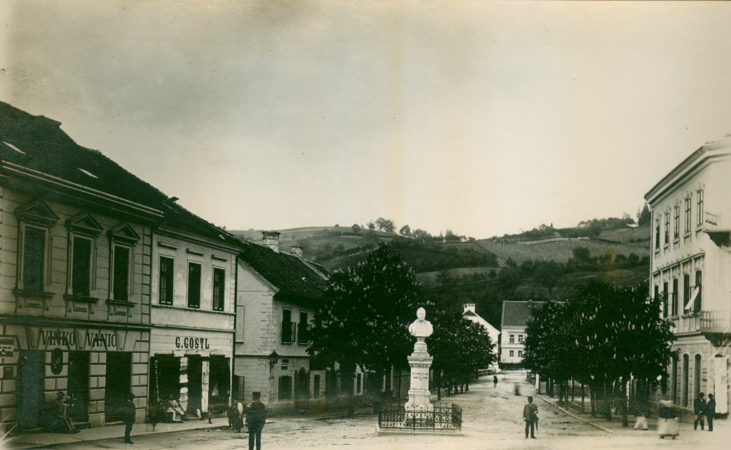 Josip Brunšmid, Krapina - trg s kipom Ljudevita Gaja