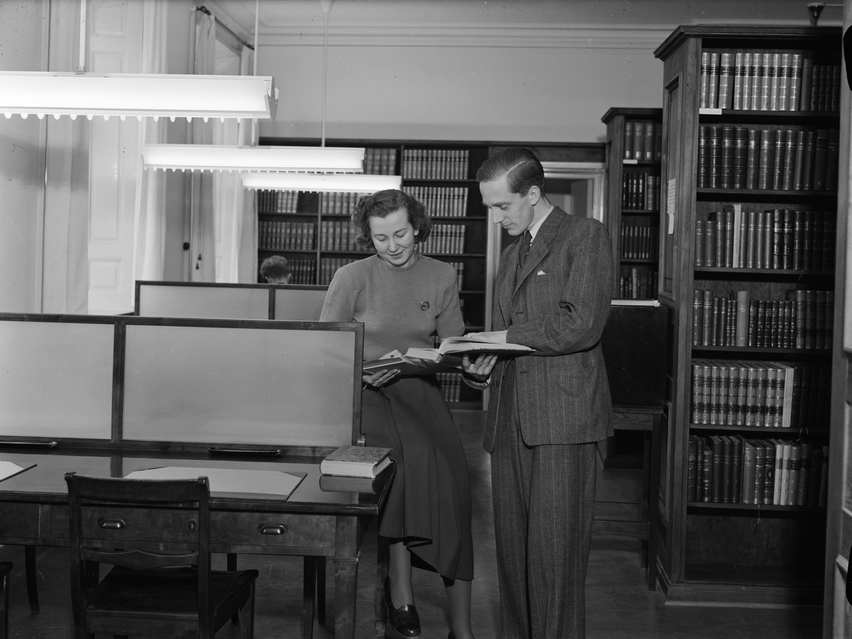 Paul Sandberg, Filosofie kandidat Barbro Norén och filosofie magister Folke Rudberg i historiska institutionens bibliotek i Ekermanska huset, S:t Larsgatan 2