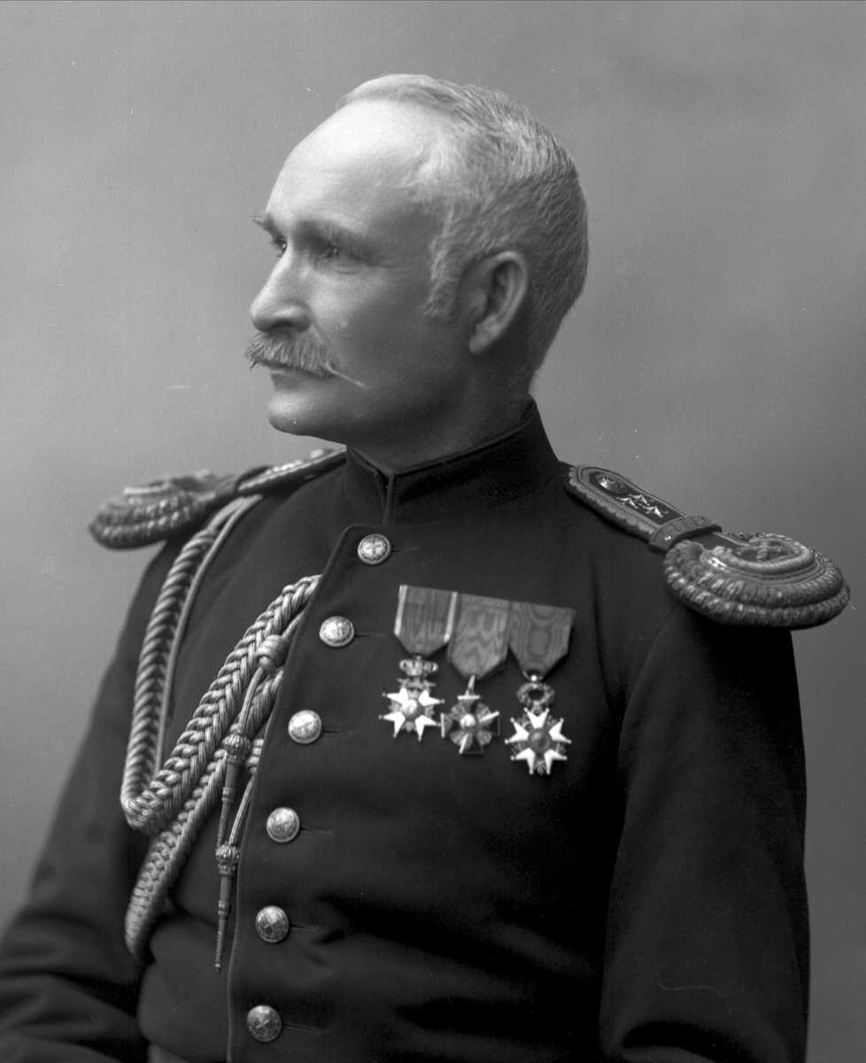 Gustav Borgen, Portrett, generalmajor Johan Lauritz Bull i uniform.