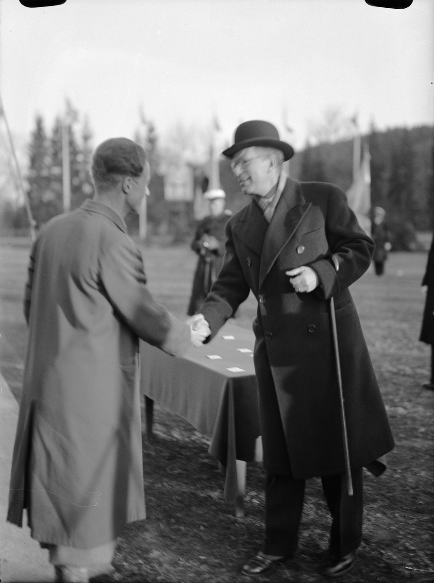 Paul Sandberg, Crown Prince Gustav Adolf awards prizes in connection with the re-inauguration of the Students Sports Square