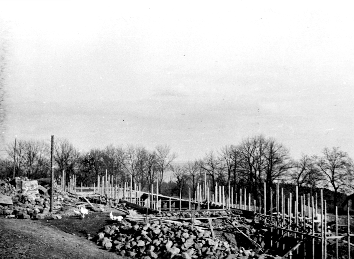 Anno Domkirkeodden, Bygging av ny låve etter brannen i 1934 på Hovelsrud, Helgøya. Grunnarbeider og forskaling.