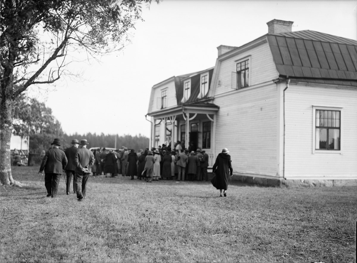 Paul Sandberg, Medlemmar i Upplands fornminnesförening på höstuflykt, Valö skola, Uppland
