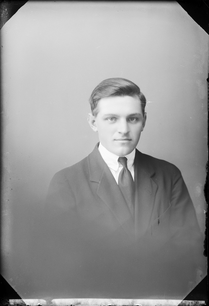 Skötsner-Edhlund, Ateljé Portrait - Nils Öhrn from Herrängen, Häverö socken, Uppland 1921