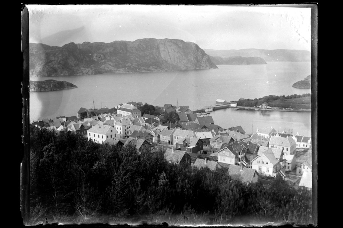 Rolf Sr. Sundt, Utsikt fra Varbakk over Farsund etter bybrannen i 1901. Fotografert 1901.