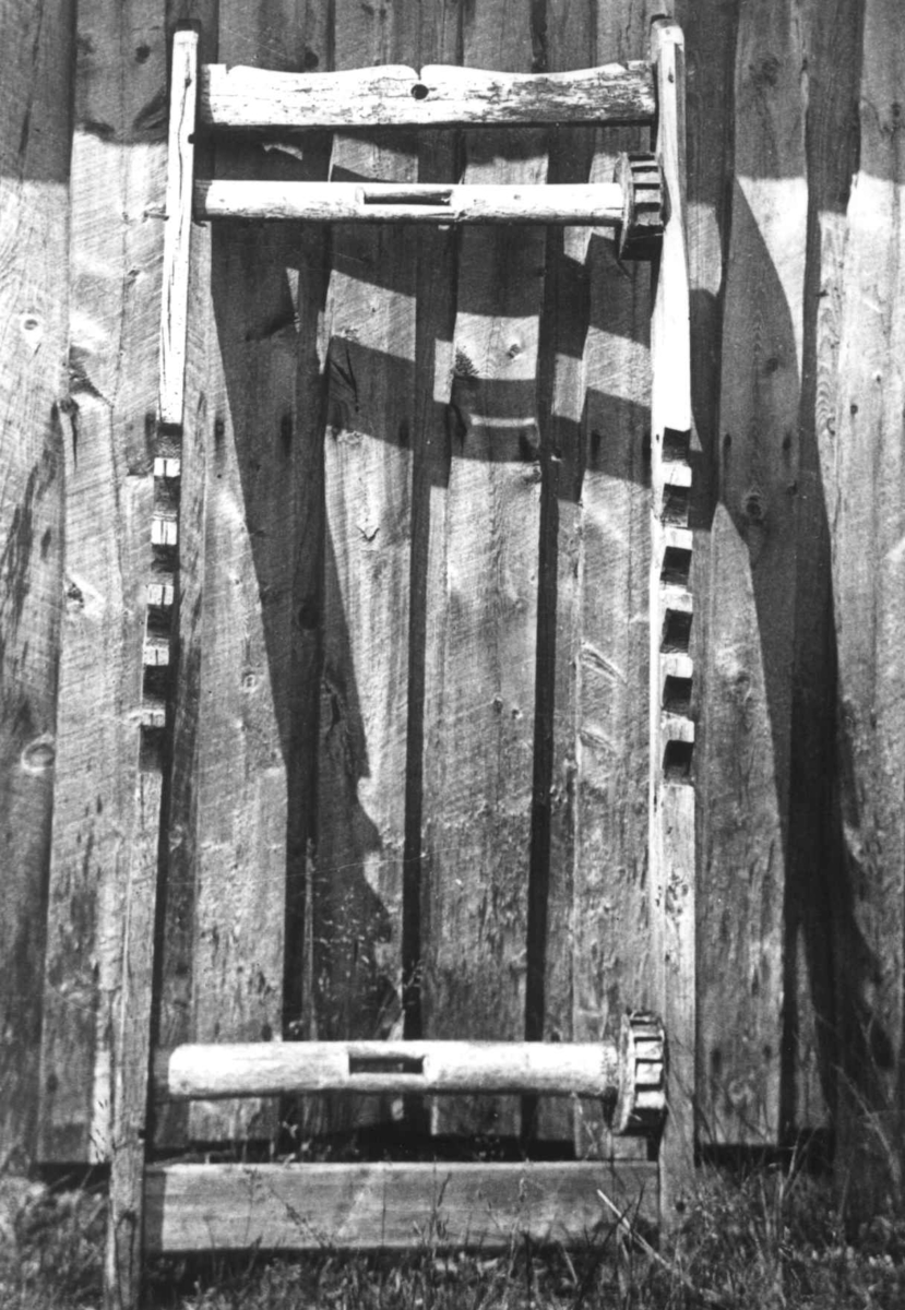 Anna Grostøl, Båndvevstol. Ukjent sted 1936.