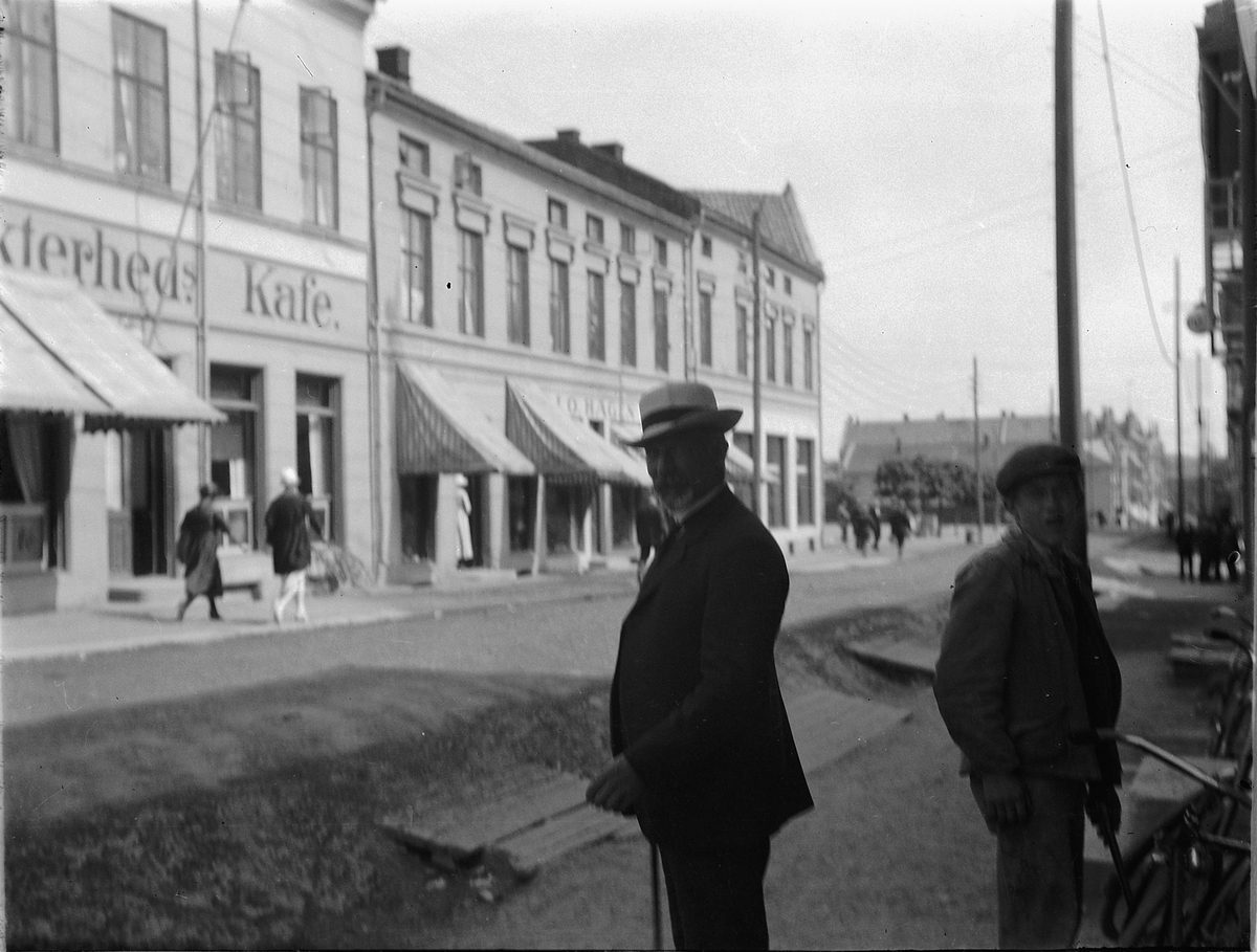 Ragnvald Andersen, Torggata, Hamar, retning Østre Torg. Mann i forgrunnen.