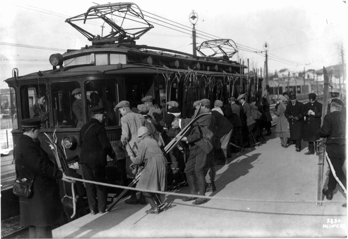 Hermann Christian Neupert, Vintermotiv. Skisøndag med Holmenkolltrikken. Fra Majorstuen stasjon. Passasjerer fester skiene til trikken. Konduktører.