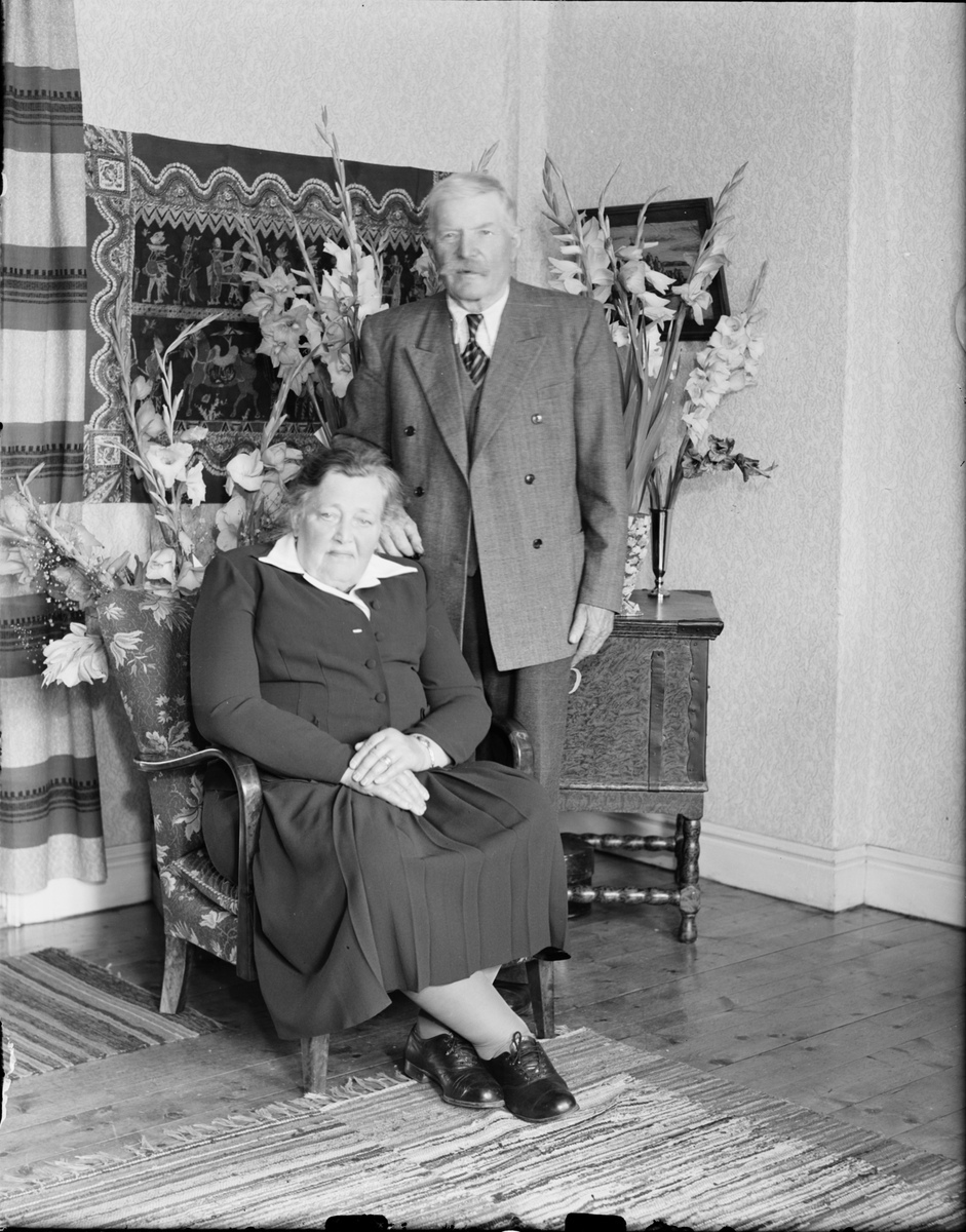 Skötsner-Edhlund, Man och kvinna i bostadsmiljö, Östhammar, Uppland,