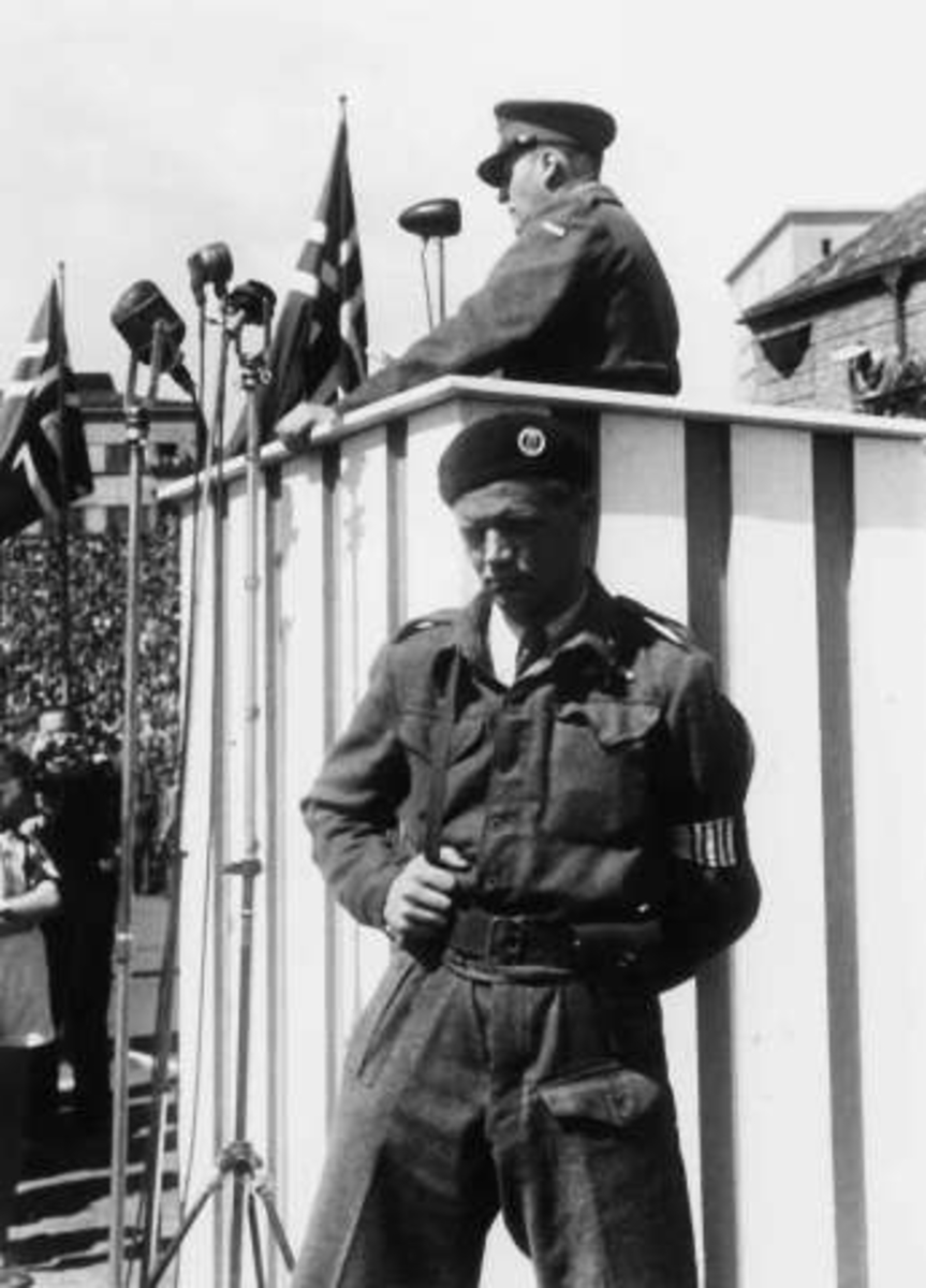 Anders Beer Wilse, Fra Oslo under fredsdagene i 1945. Idrettens Dag på Bislett Stadion 3.juni. Kronprins Olav holder tale.
