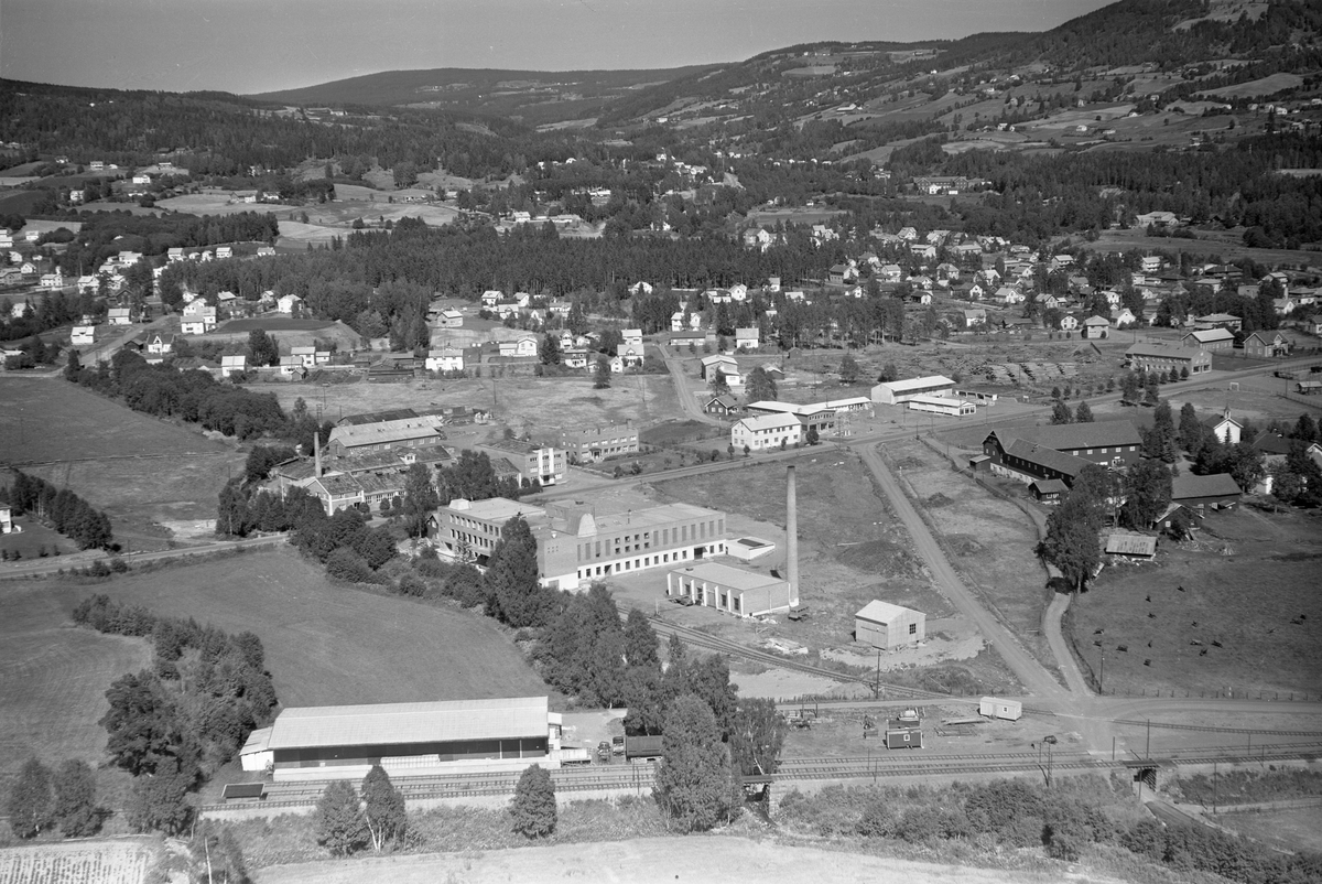 Anno Domkirkeodden, Flyfoto av Hedmark Tørrmelk, Brumunddal. Bebyggelse på Veldresiden.