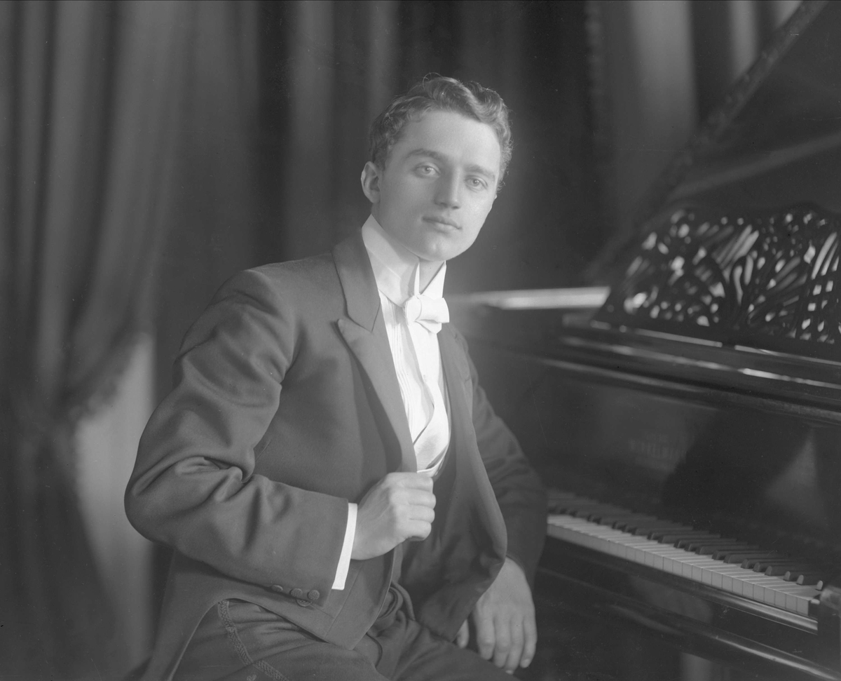 Gustav Borgen, Portrett, pianist Alme ved flygelet.