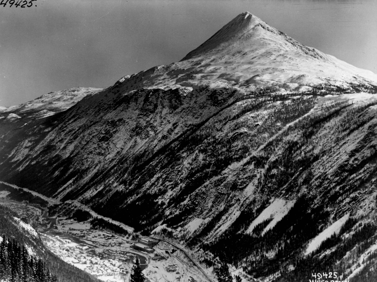 Anders Beer Wilse, Vinter i Rjukan ved Gaustatoppen i Vestfjorddalen. Dyp dal med høye fjell langs elv.