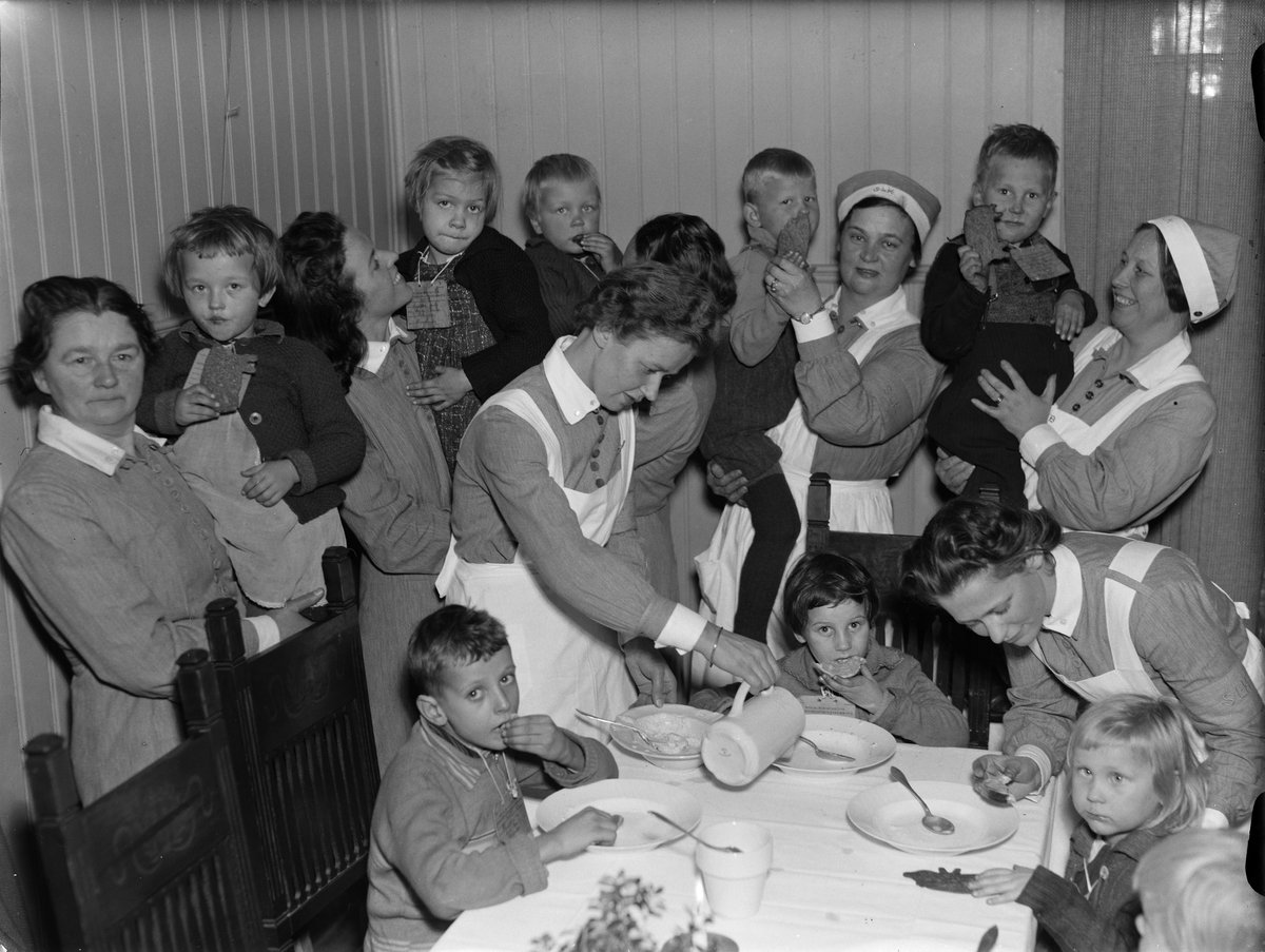 Paul Sandberg, Finnish refugee children get food at Uppsala Lotakårs, Salagatan 21