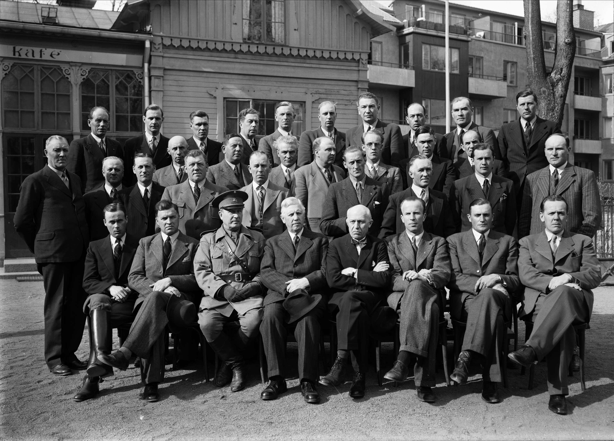 Paul Sandberg, “Weighmaster’s course in Upsala completed. Participants from all parts of the country,” The Castle Source, Uppsala 1943