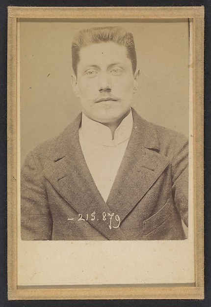 Alphonse Bertillon, Ortiz. Léon. 25 ans, né à Paris. Commis d'architecte. Anarchiste. Voyage ordinairement en bicyclette.