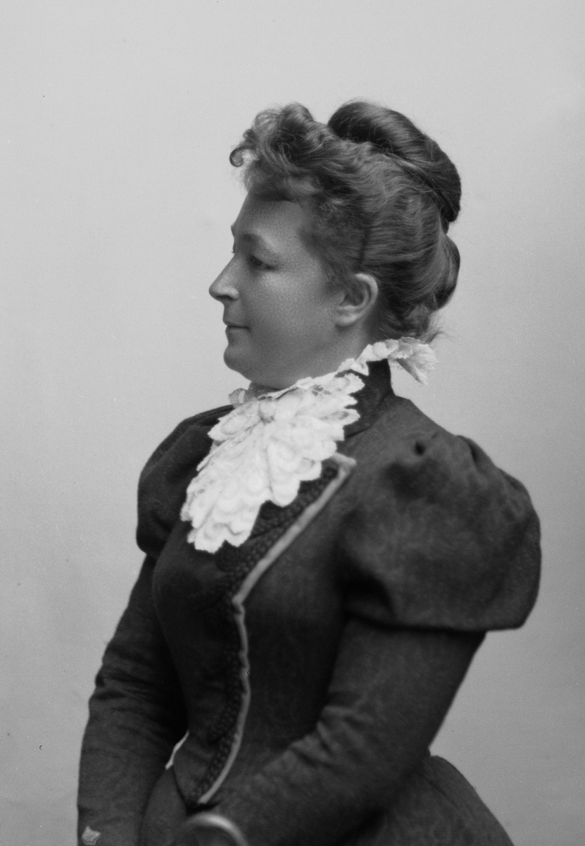 Maria Tesch, Porträtt. Porträttbild från Maria Teschs ateljé. Foto: Maria Tesch. Fotograferad i Maria Teschs ateljé som fanns i Linköping åren 1873 - 1936. Digitaliserad efter original glasnegativ som förvaras på Stiftsbiblioteket /Linköpings stadsbibliotek.