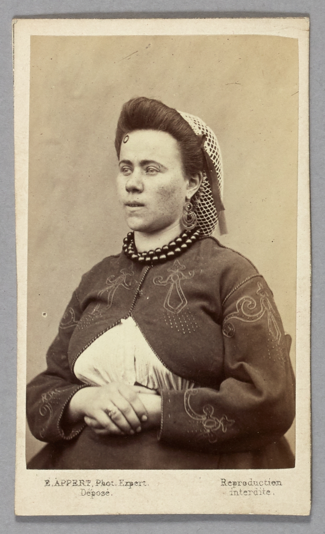 Ernest Charles Appert, Portrait de Gaudin (ou Courcelle) Angélina, pris à la prison des Chantiers à Versailles. Commune de Paris, 1871.