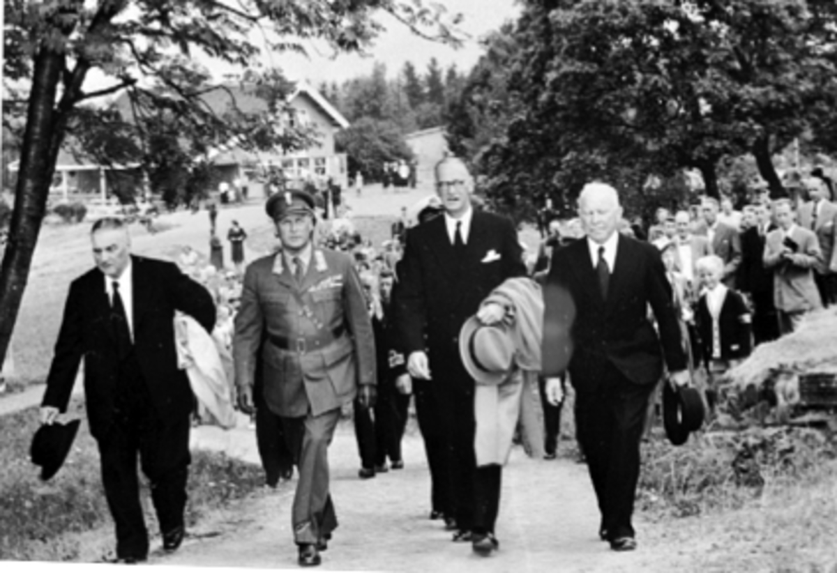 Anno Domkirkeodden, KRONPRINS OLAV, 800 ÅRS JUBILEET, BISPESTOLFra v. Sig. Pedersen, Kronprins Olav, ordfører Audensen, formann istyret for Hedmarksmuseet Ing. Stousland