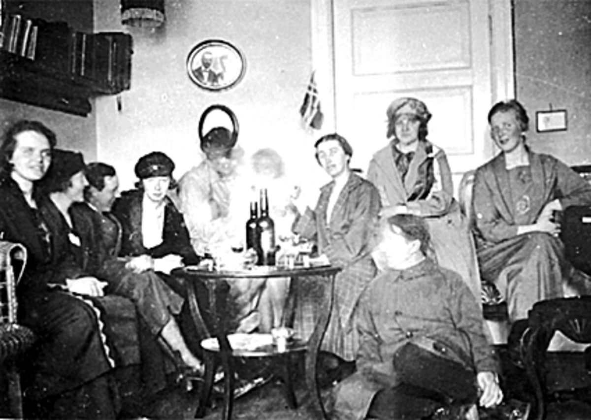 Anno Domkirkeodden, INTERIØR STUE, 17 MAI FEST GRUPPE 10 RUNDT BORD, ARVESENSVEG 31