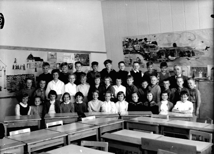 Sven Lindskog, Vasaskolan, klassrumsinteriör, 35 skolbarn med lärare vikarie C. F. Strömberg. Klass 4Ap, sal 1.