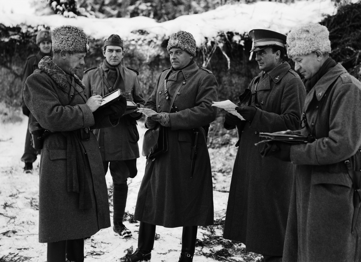 Paul Sandberg, "2,500 man på upländsk manöver. Realistisk strid under morgontimmarna i dag i trakten av Järlåsa", Uppland december 1942