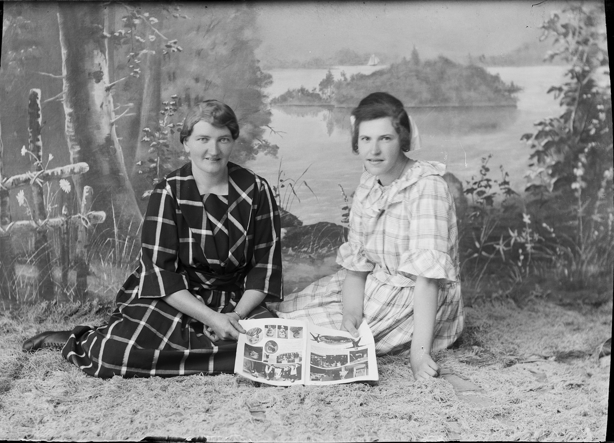 Skötsner-Edhlund, Ateljéporträtt - två kvinnor från Östhammar, Uppland 1922
