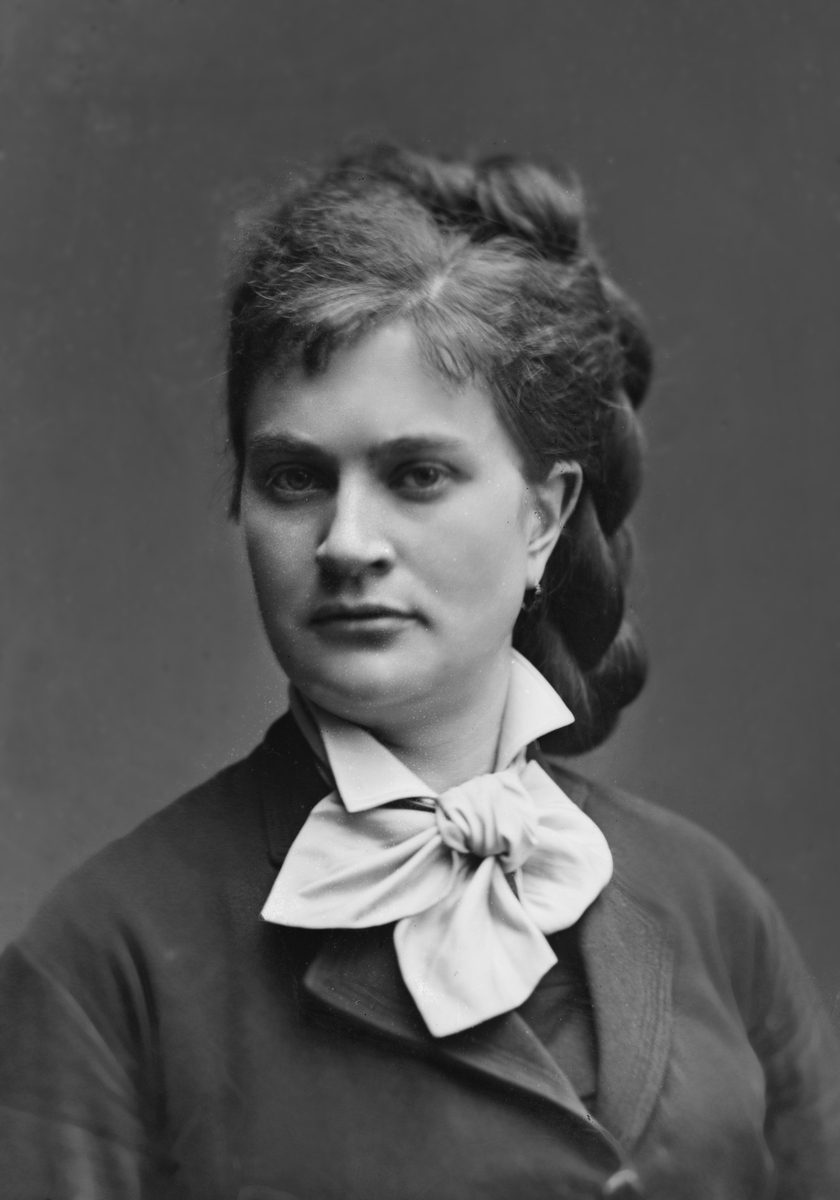 Maria Tesch, Porträttfotografi föreställande fotografen Maria Tesch. Fotografi från fotografens studio. Foto: Maria Tesch. Fotograferad i Maria Teschs ateljé som fanns i Linköping åren 1873 - 1936. Digitaliserad efter original glasnegativ som förvaras på Stiftsbiblioteket /Linköpings stadsbibliotek.