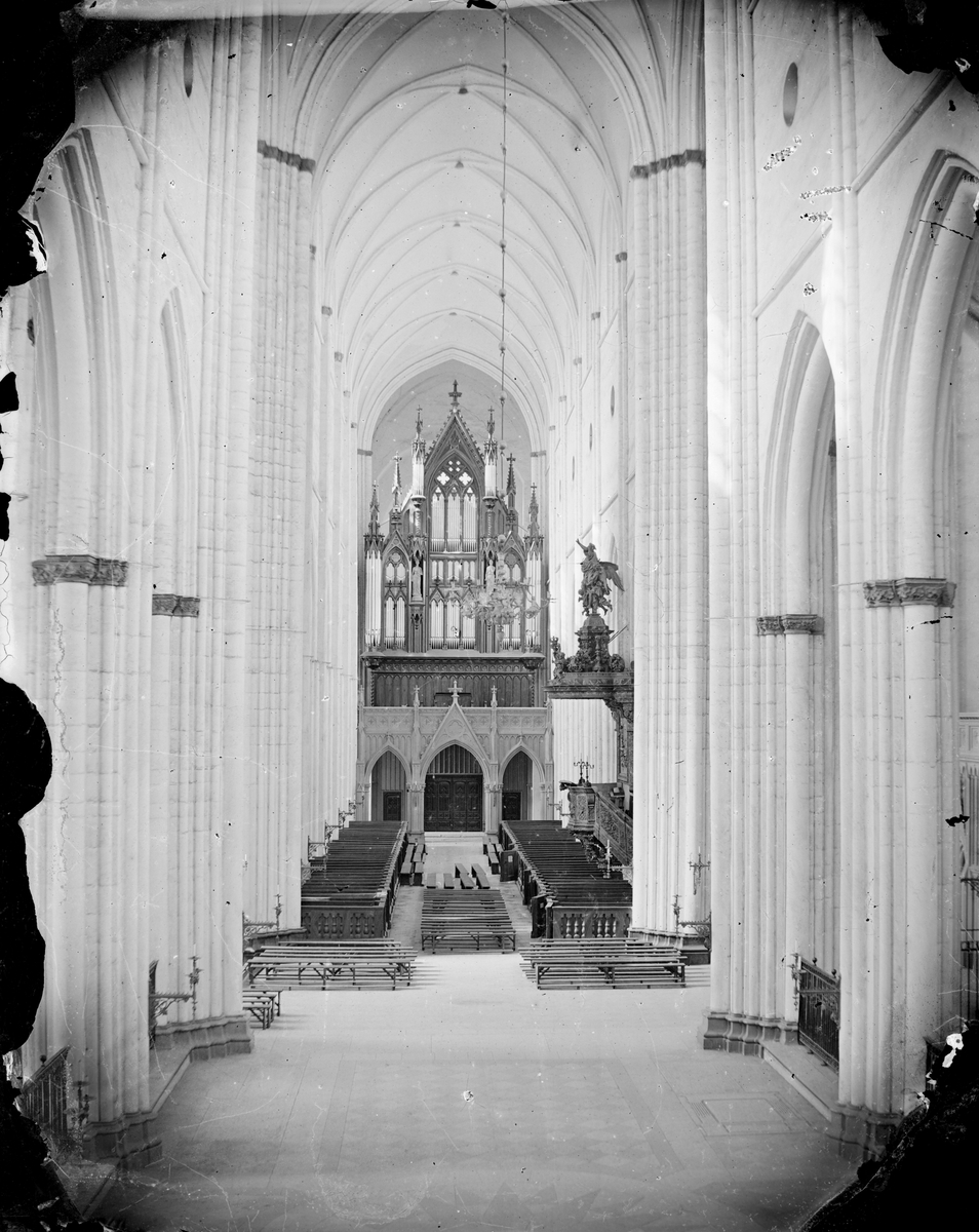 Henri Osti's Fotografiateliér, Vy mot orgelläktaren, Uppsala domkyrka, Uppsala 1886