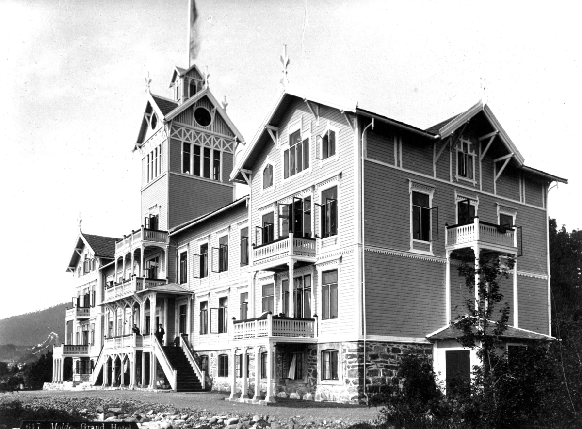 Axel Lindahl, Grand Hotel i Molde åpnet 23. juni 1885. Hotellet brant 15. mai 1919.