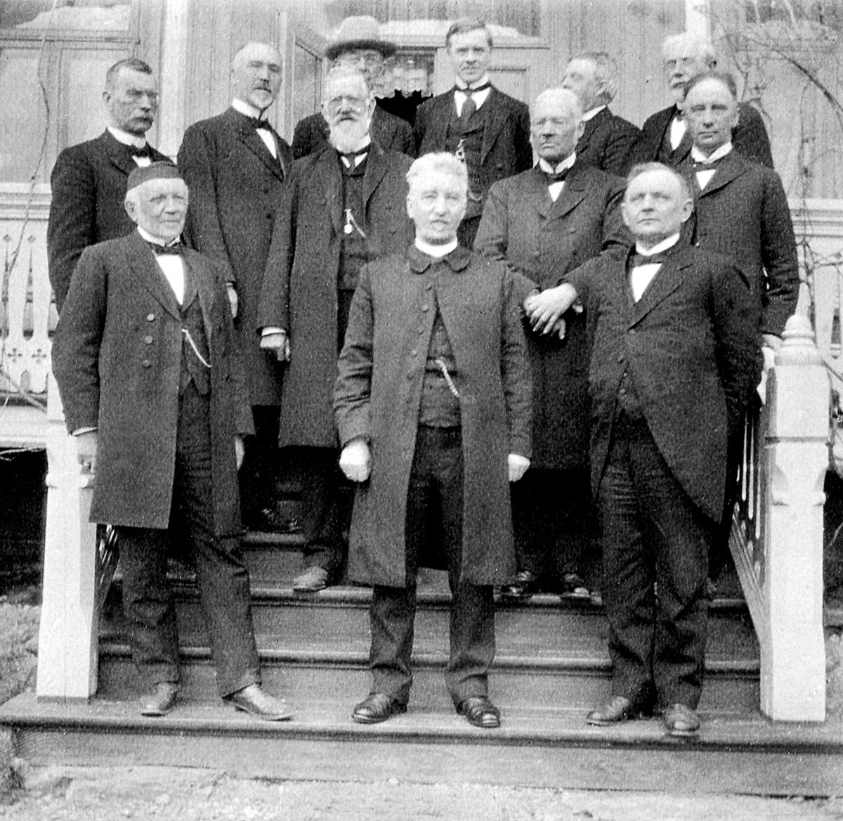 Anno Domkirkeodden, Tolv prester. Bakerste rekke er Paulsen, Riddervold Olsen, Christiansen, Arveschoug, Kjos, Stabell?, Sakslund?, Bjønnes. Foran er Brochmann, Dietrichson, Jacobsen.