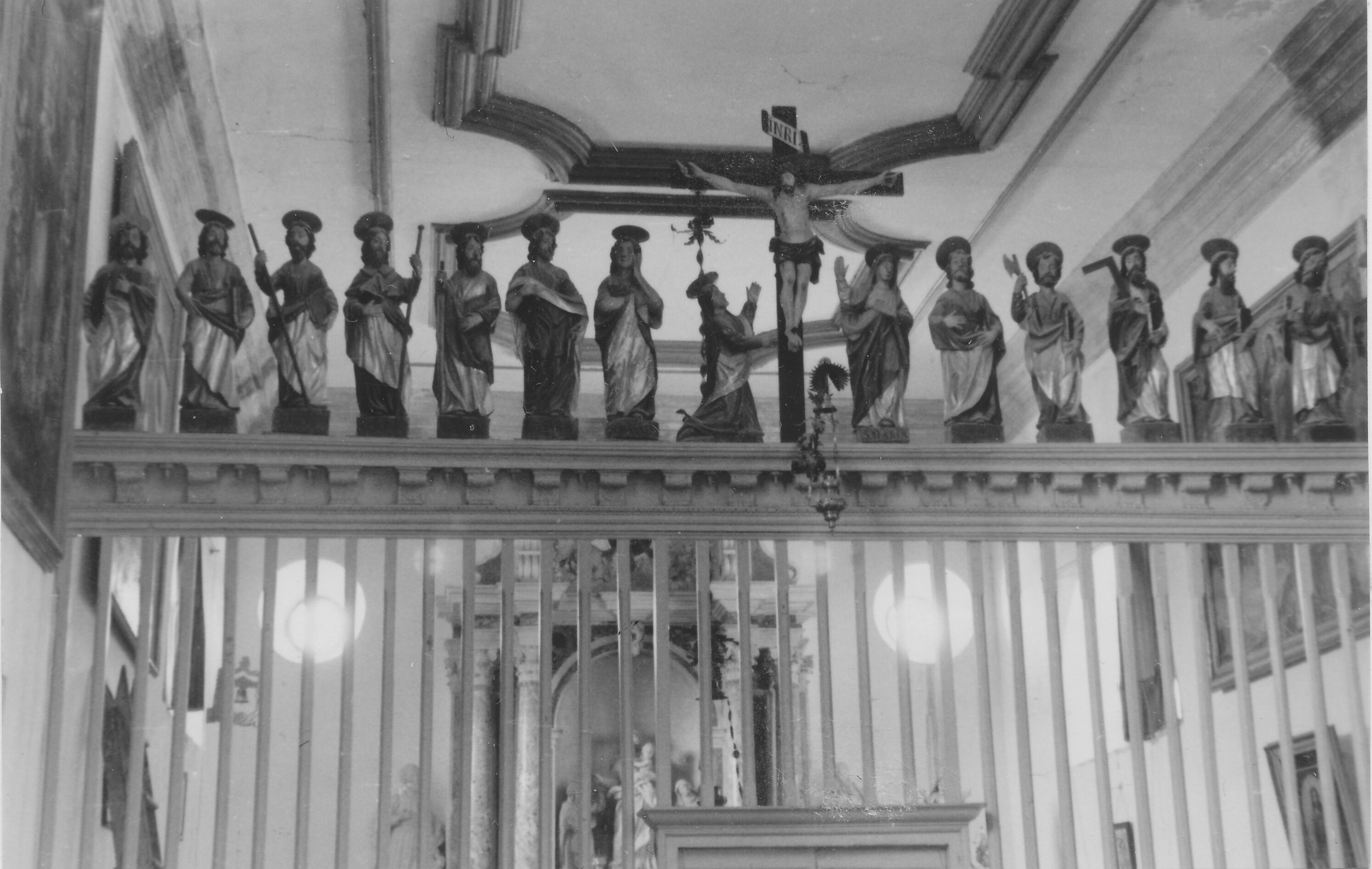 Branko Fučić, Labin, crkva sv. Marije od Zdravlja, unutrašnjost. Drveni septum s prikazom Raspeća i apostola