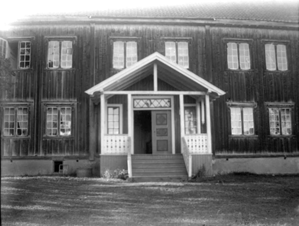 Anno Domkirkeodden, HOVEDBYGNING, MØYSTAD, VANG i Hamar, CA 1900, INNGANGSPARTI, GLASSPLATE.