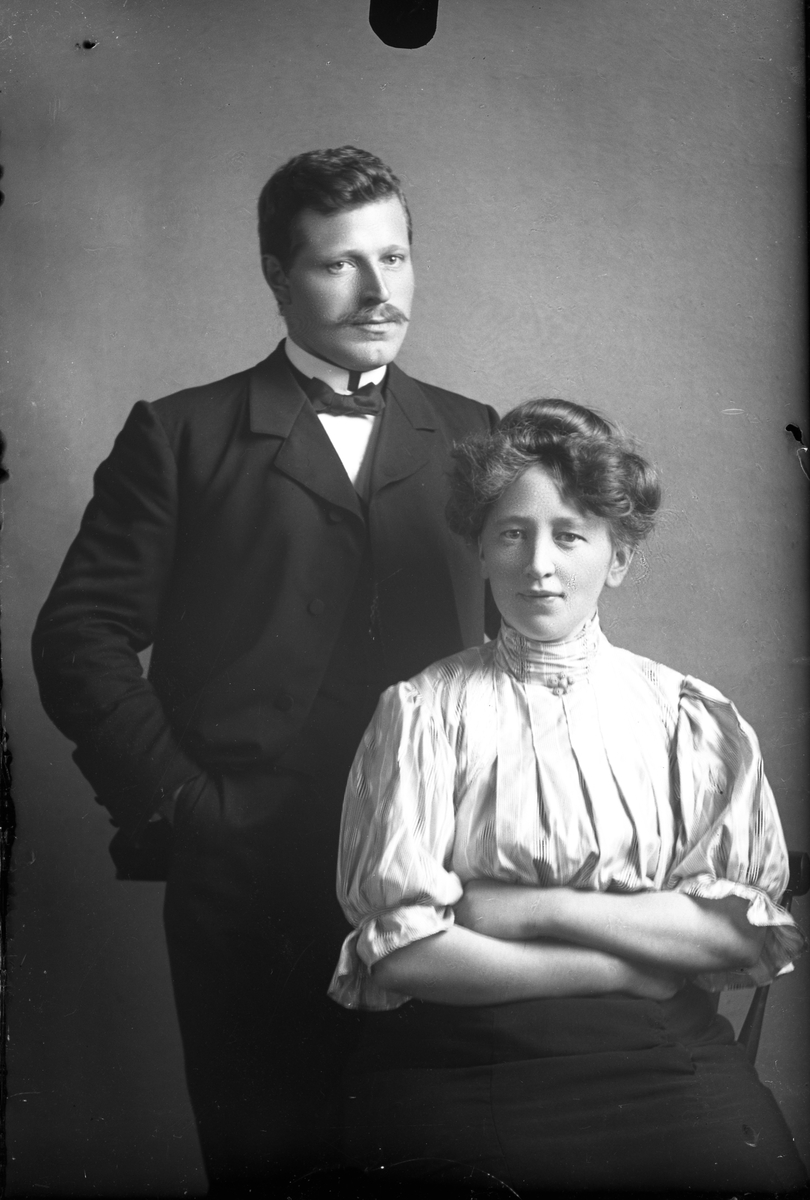 Oscar Holte, Portrett, person, klær,