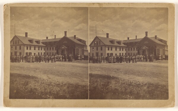 Unknown, [Group of people posed in front of a large house]