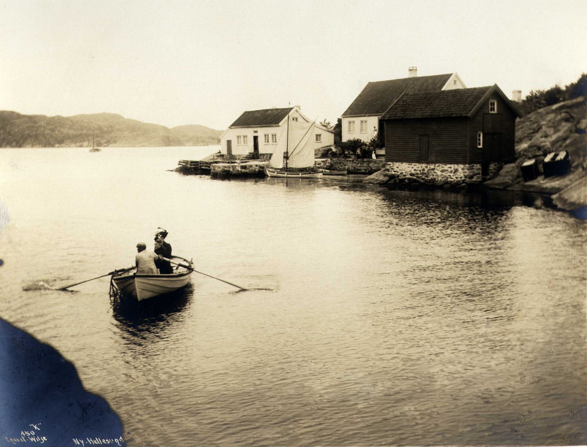 Anders Beer Wilse, Skjærgård med trehus og robåt, Ny Hellesund, Søgne, Vest-Agder. Fotografert 1912.