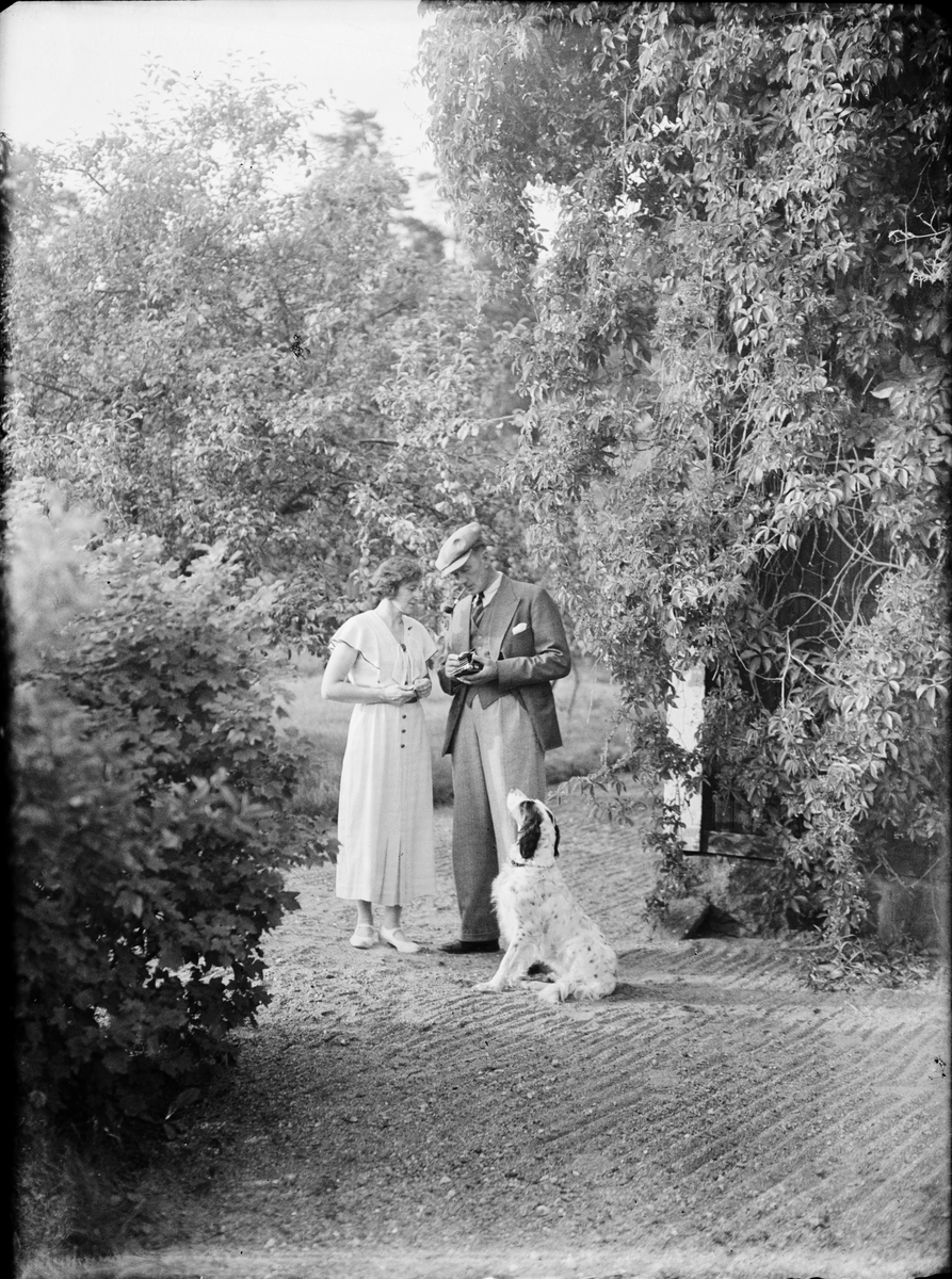 Skötsner-Edhlund, Holger Nelander together Ester and the dog Mussi in the garden, Parkudden, Harg parish, Uppland