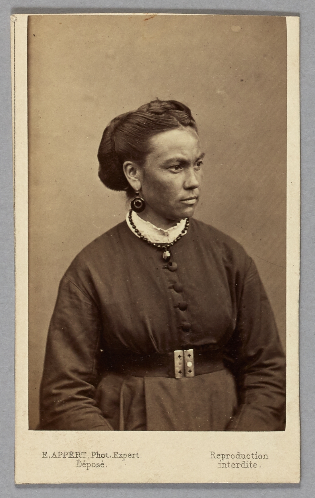 Ernest Charles Appert, Portrait de Modestin Louise, pris à la prison des Chantiers à Versailles. Commune de Paris, 1871.