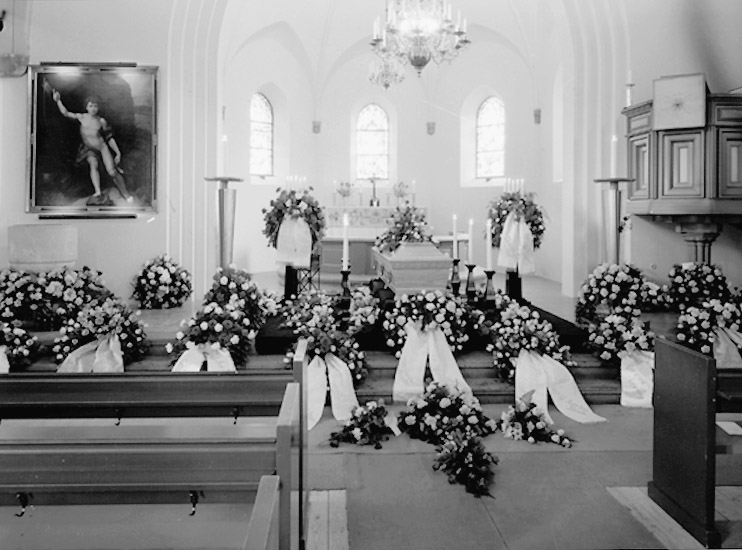 Knut Borg, Längbro kyrka, interiör, begravning, likkista och begravningskransar. Fru Sandbergs begravning. Begravningsföreningen.