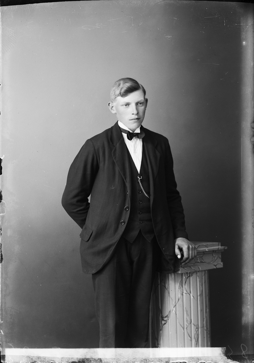 Skötsner-Edhlund, Ateljé Portrait - Gerhard Almgren of Norrskedika, Börstil parish, Uppland 1921