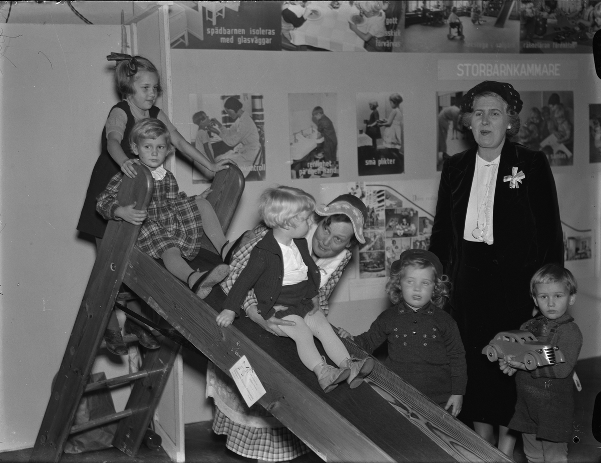 Paul Sandberg, Barn på utställning av leksaker, Uppsala 1938