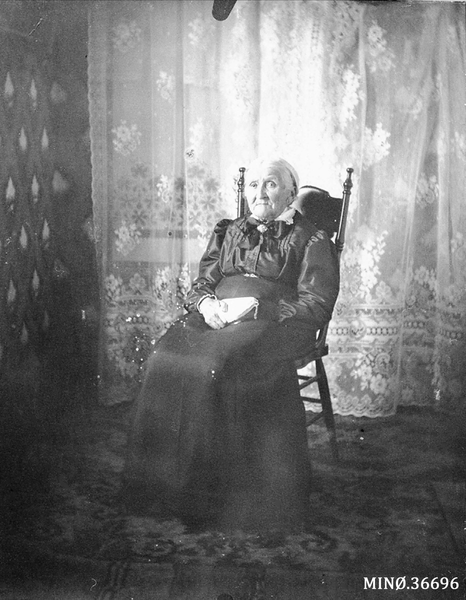 Ellert Kleven, Portrett av eldre kvinne