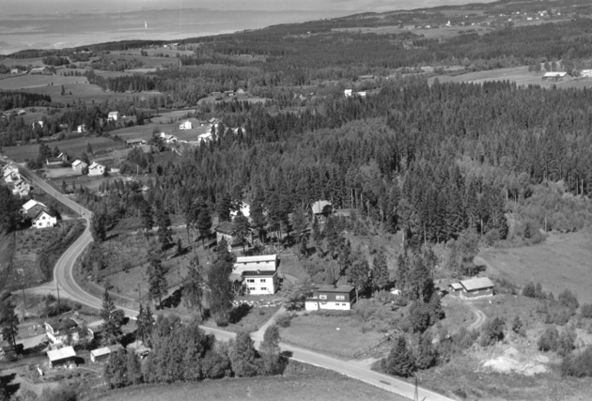 Widerøes Flyveselskap A/S, Flyfoto av Ringsakervegen, Fremstadvegen, Riksveg 50, Brumunddal.