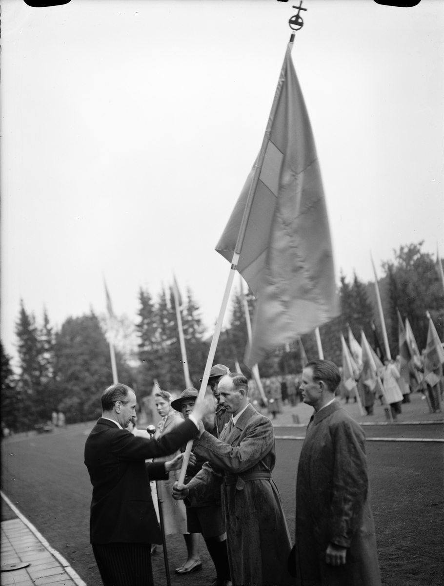 Paul Sandberg, "Flaggfest i väta blev imponerande manifestation" - nationaldagsfirande på Studenternas Idrottsplats, Uppsala juni 1943