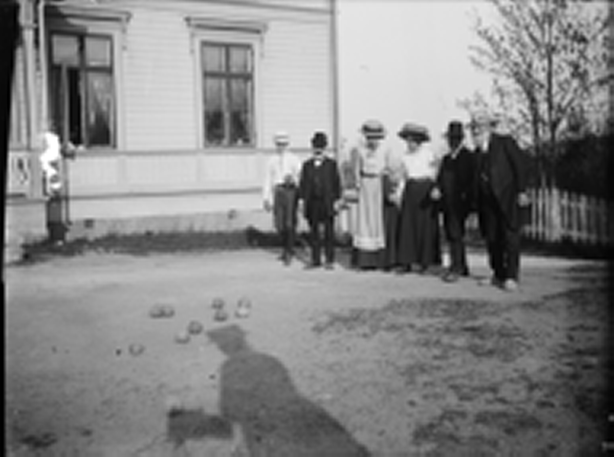 St Joseph, Sensible Josef Lednström, Ruth Holm with several people playing boccia 1911