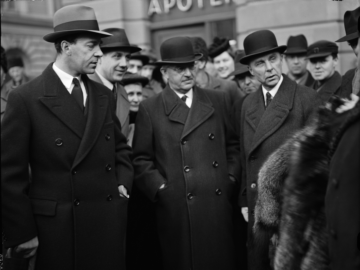 Paul Sandberg, Prince Gustav Adolf, Count Carl Bernadotte and Hilding Kjellman at the Disting Market, Great Torget