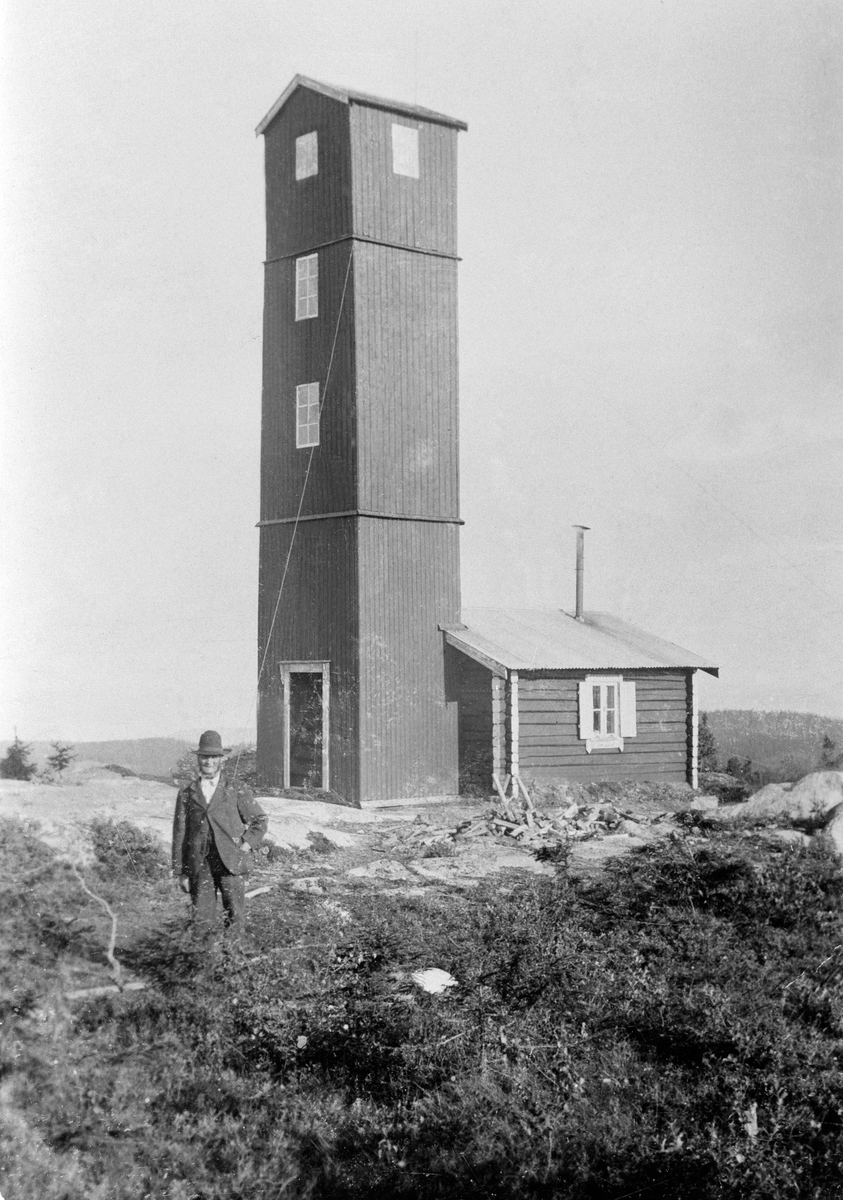 Anno Domkirkeodden, EKSTERIØR: KNUKETÅRNET, BRANNVAKTTÅRN, KNUKEBERGET, STANGE ALLMENNING, HØYESTE PUNKT 621 M. ,