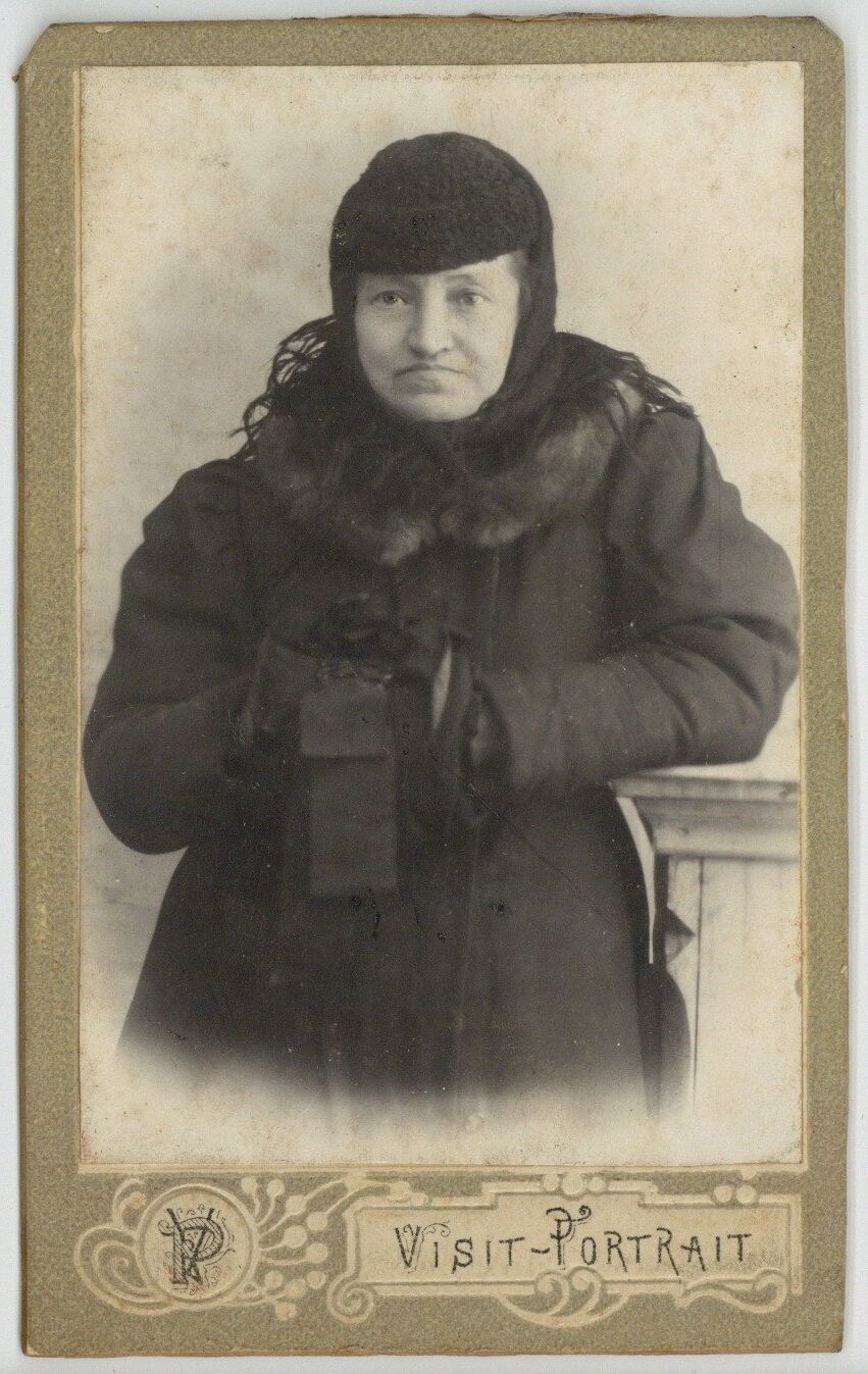 V. Susanov, Moters portretas