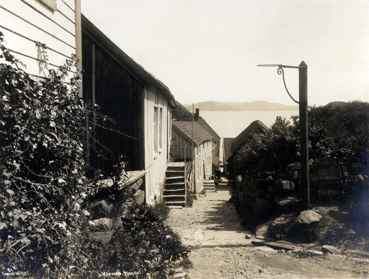 Anders Beer Wilse, Trehusbebyggelse, Klevene, Mandal, Vest-Agder. Fotografert 1912.